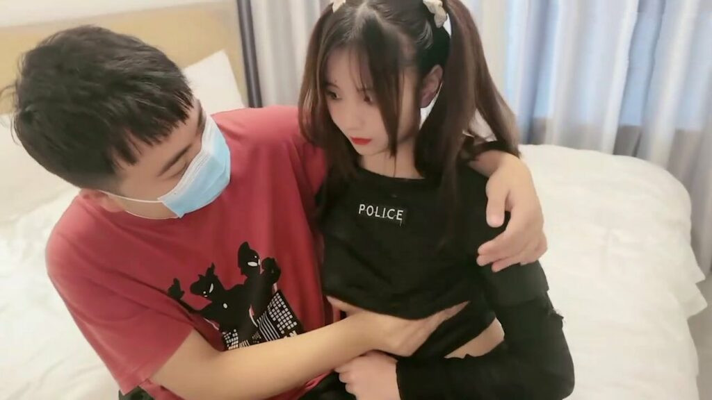 Anh trai loạn luân cùng đứa em gái khi bố mẹ vắng nhà