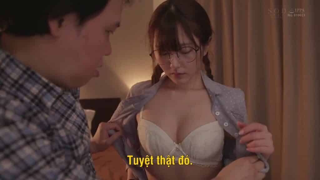 Cô em gái hư hỏng giả vờ ngây ther gạ tình những anh trai giàu có