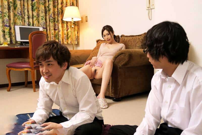 Mẹ bạn khoe lồn gạ tình bạn thân con trai